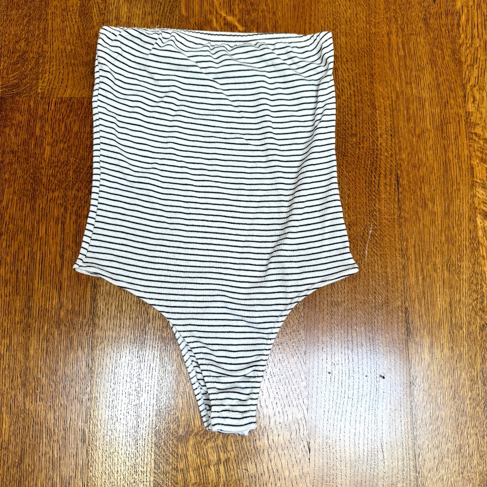 Blush Boutique-Strapless Bodysuit-size small